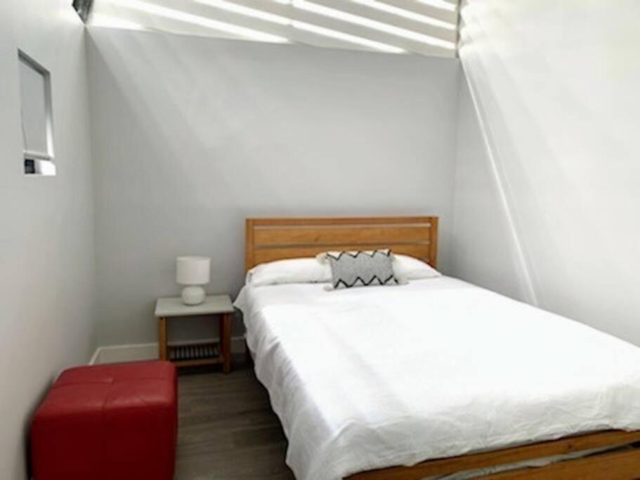 Nicely Located Three Bedroom In Bondi Beach. Apartment *
